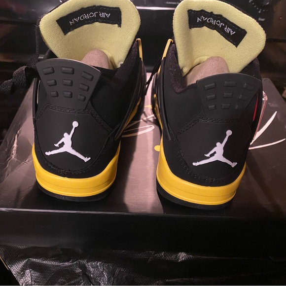 Hello, I have these brand new never worn Jordan 4 Thunder 2023 woman size 6 - Picture 3 of 8